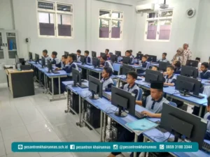 Kegiatan belajar siswa SMP Islam di Madura di dalam kelas