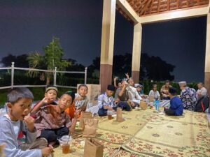 anak-anak makan bersama